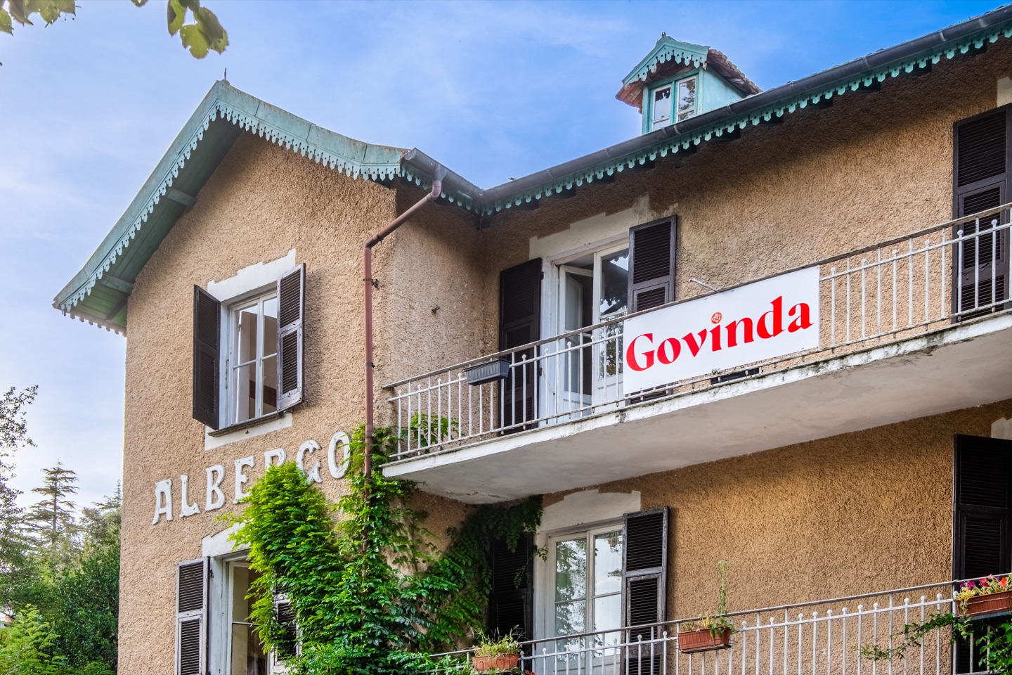 Detail de l'enseigne et de la facade historique de Govinda