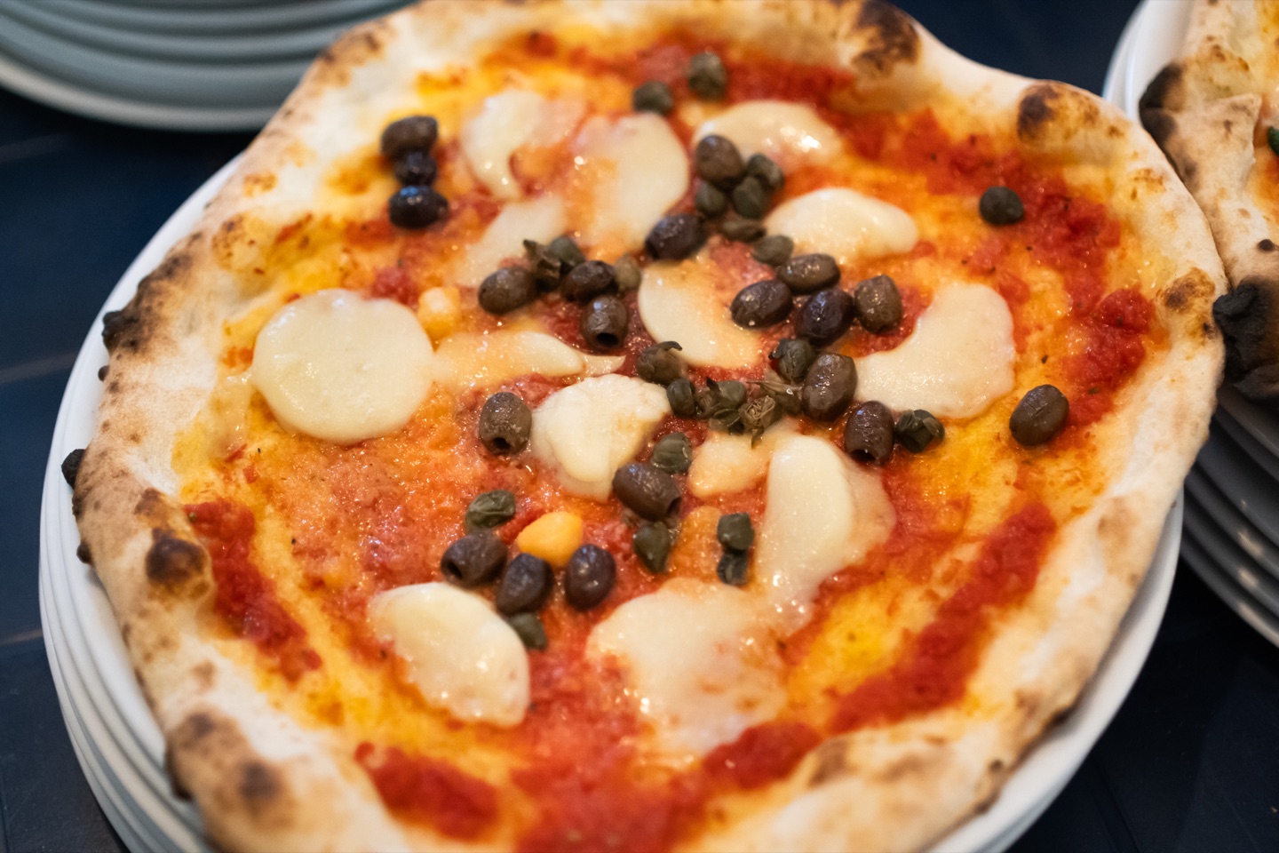 Pizza vegetarienne tout juste sortie du four chez Govinda